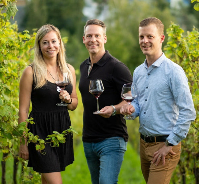 CORE Wines Corinne Imhof Reto Frei Matthias Iten Weinreben mit Rotwein