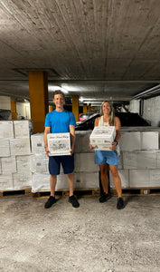 Corinne und Matthias von CORE Wines beim Einräumen der Wein-Kisten