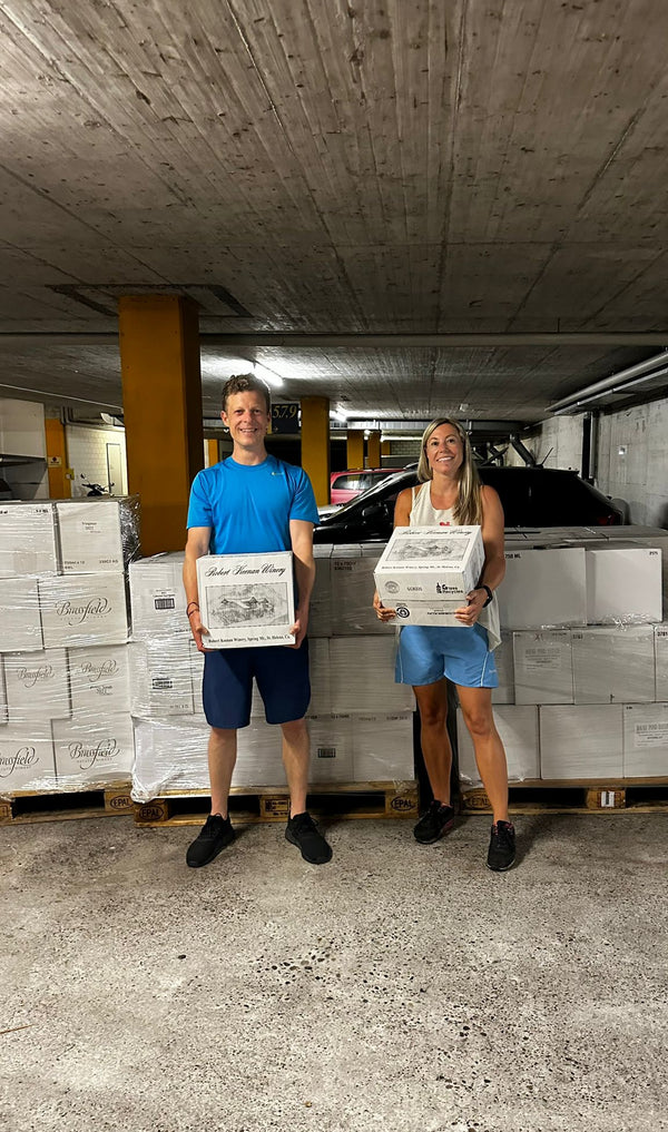 Corinne und Matthias von CORE Wines beim Einräumen der Wein-Kisten