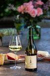 Chardonnay Sonoma Coast Flambeaux CORE Wines mit Weinglas und Käse im Hintergrund