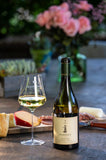 Chardonnay Sonoma Coast Flambeaux CORE Wines mit Weinglas und Käse im Hintergrund